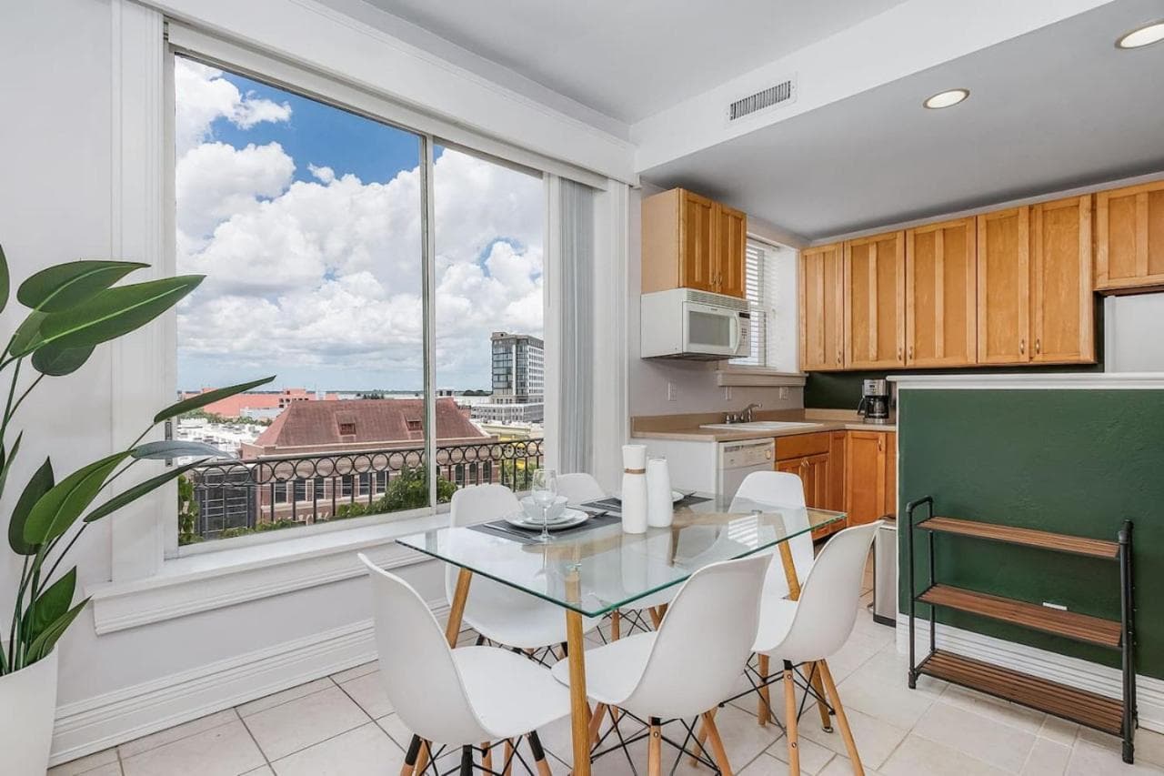 Casa Historia Sleek 2B apt UNIQUE spot downtown