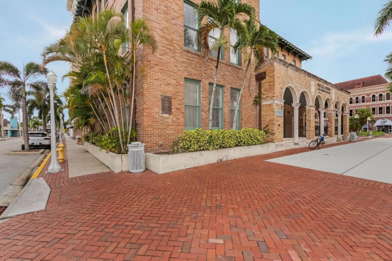 Casa Historia Sleek 2B apt UNIQUE spot downtown