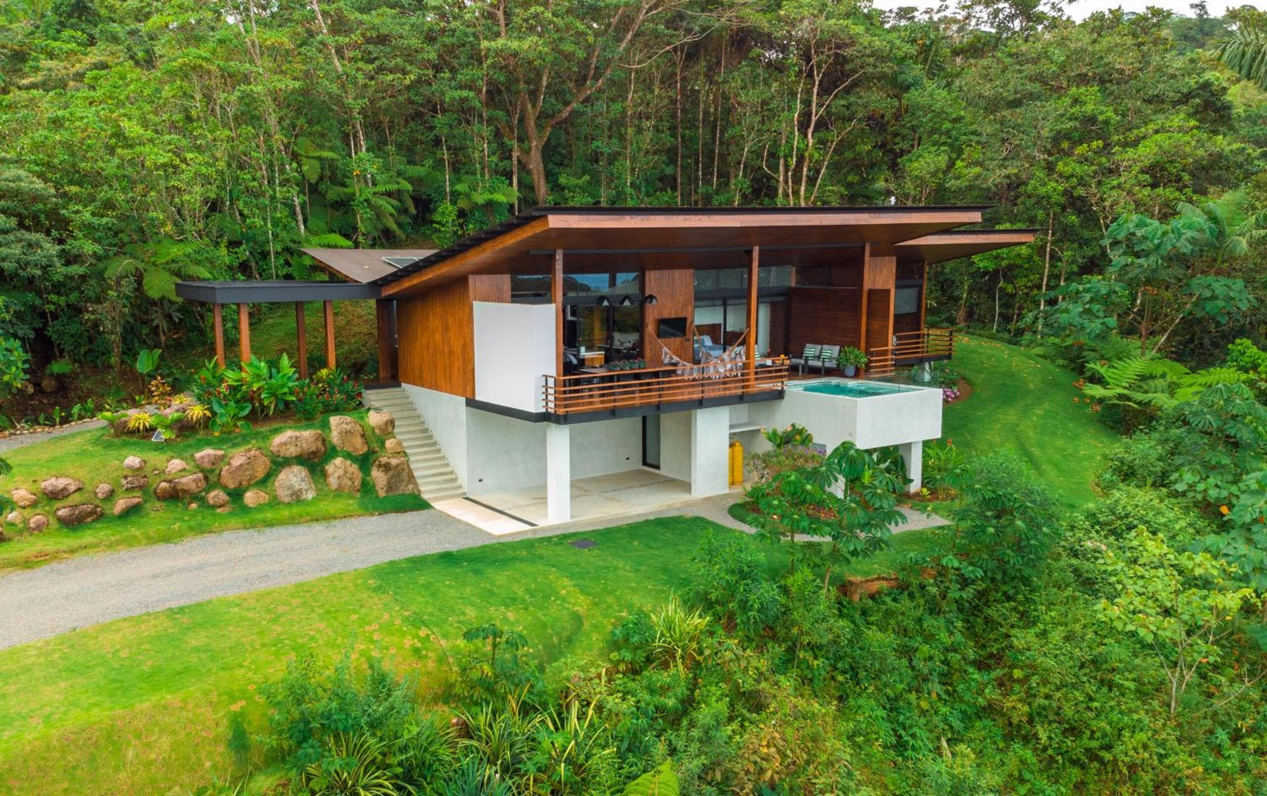 Villa Morpho - Luxury Jungle House at Ecolirios Green Community