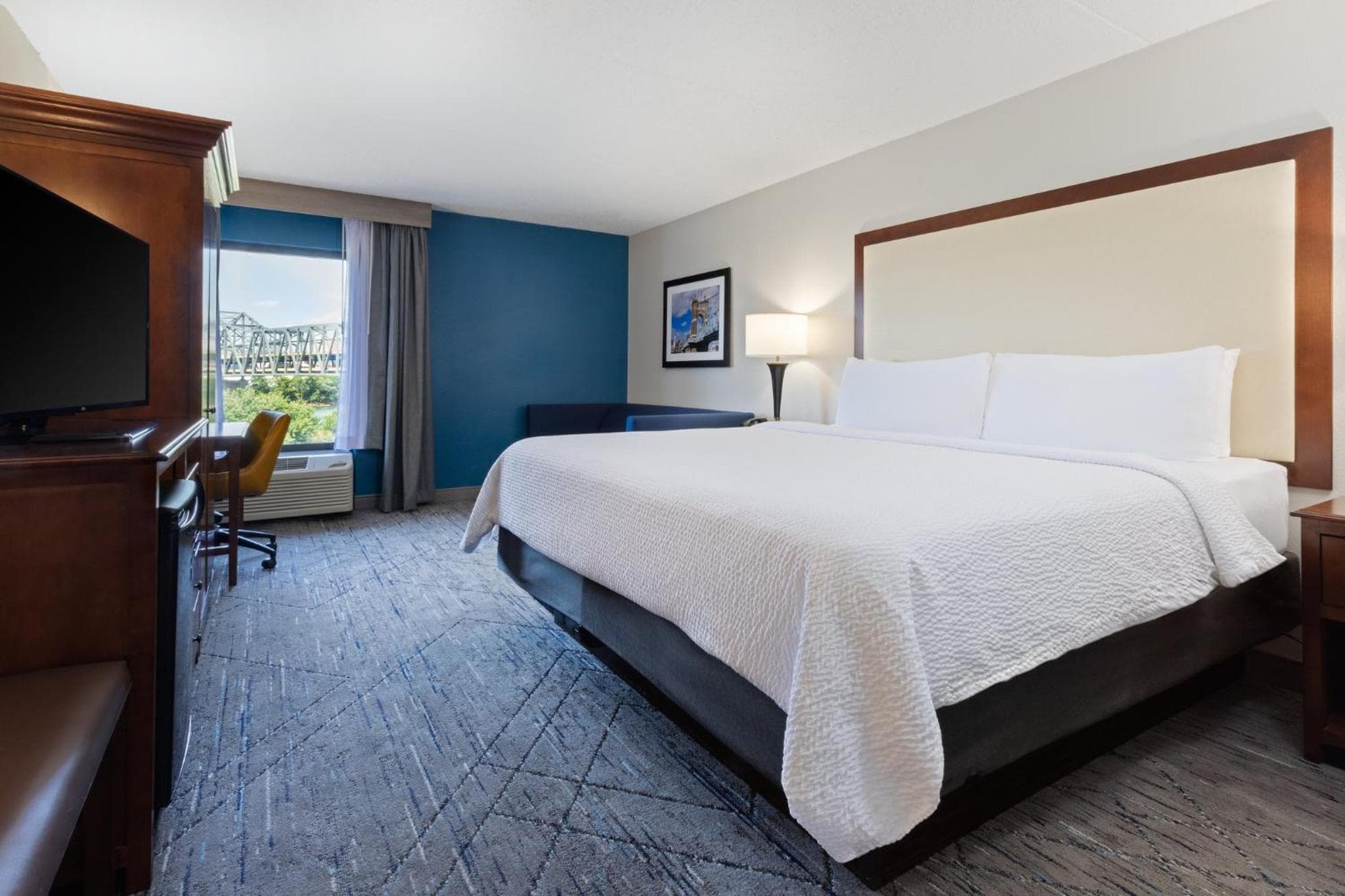 Holiday Inn Express & Suites Cincinnati Riverfront by IHG