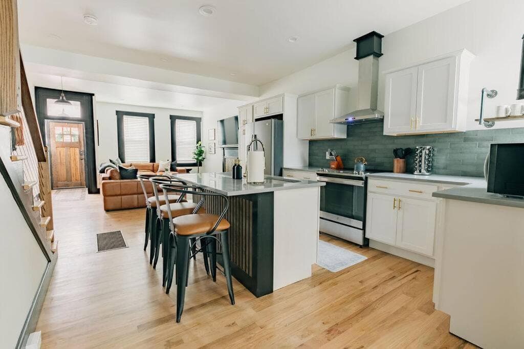 Stunning 5 BR -Heart of Downtown