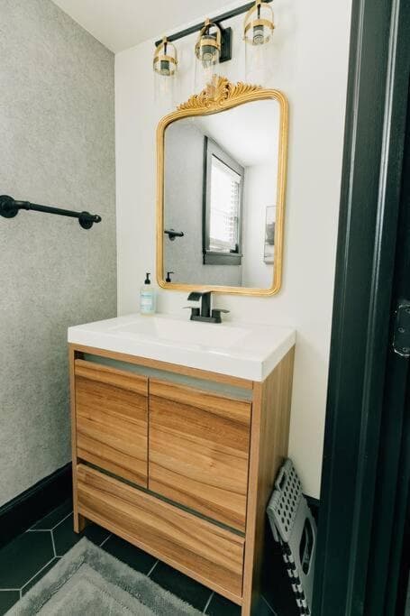 Stunning 5 BR -Heart of Downtown