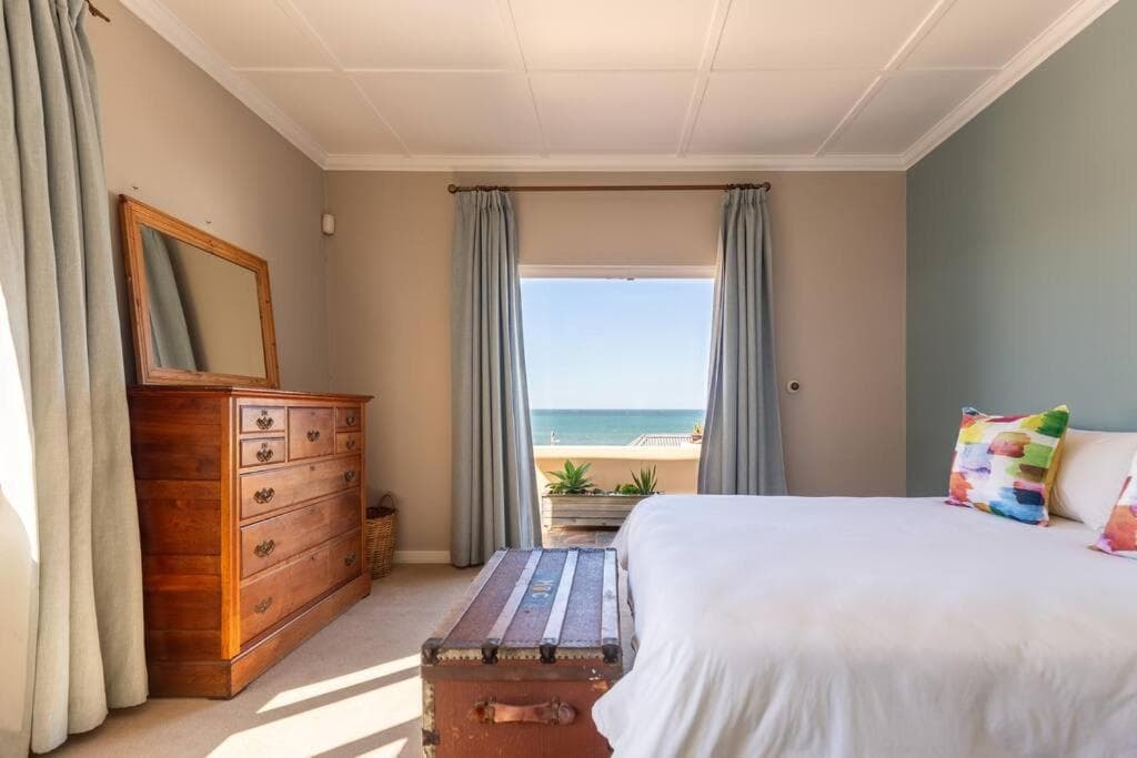 Panoramic views with terrace in heart of Kalk Bay