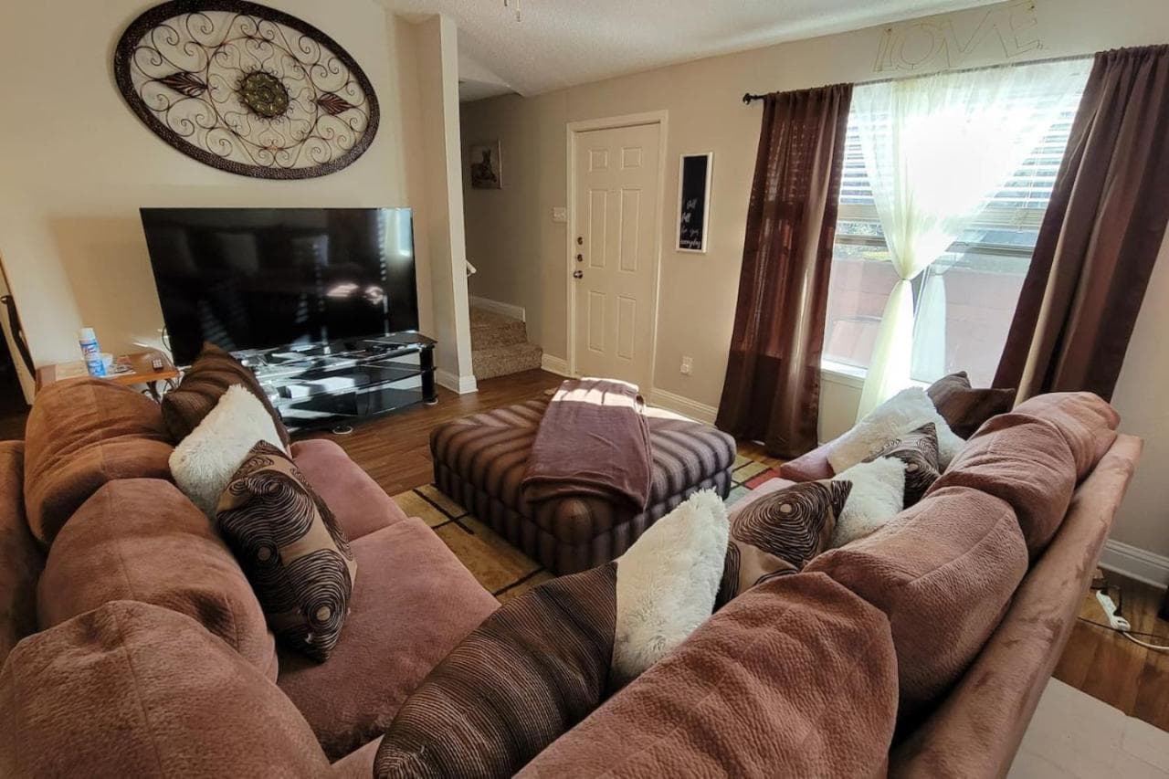 393 Cozy 2 Bedroom Townhome in Addison