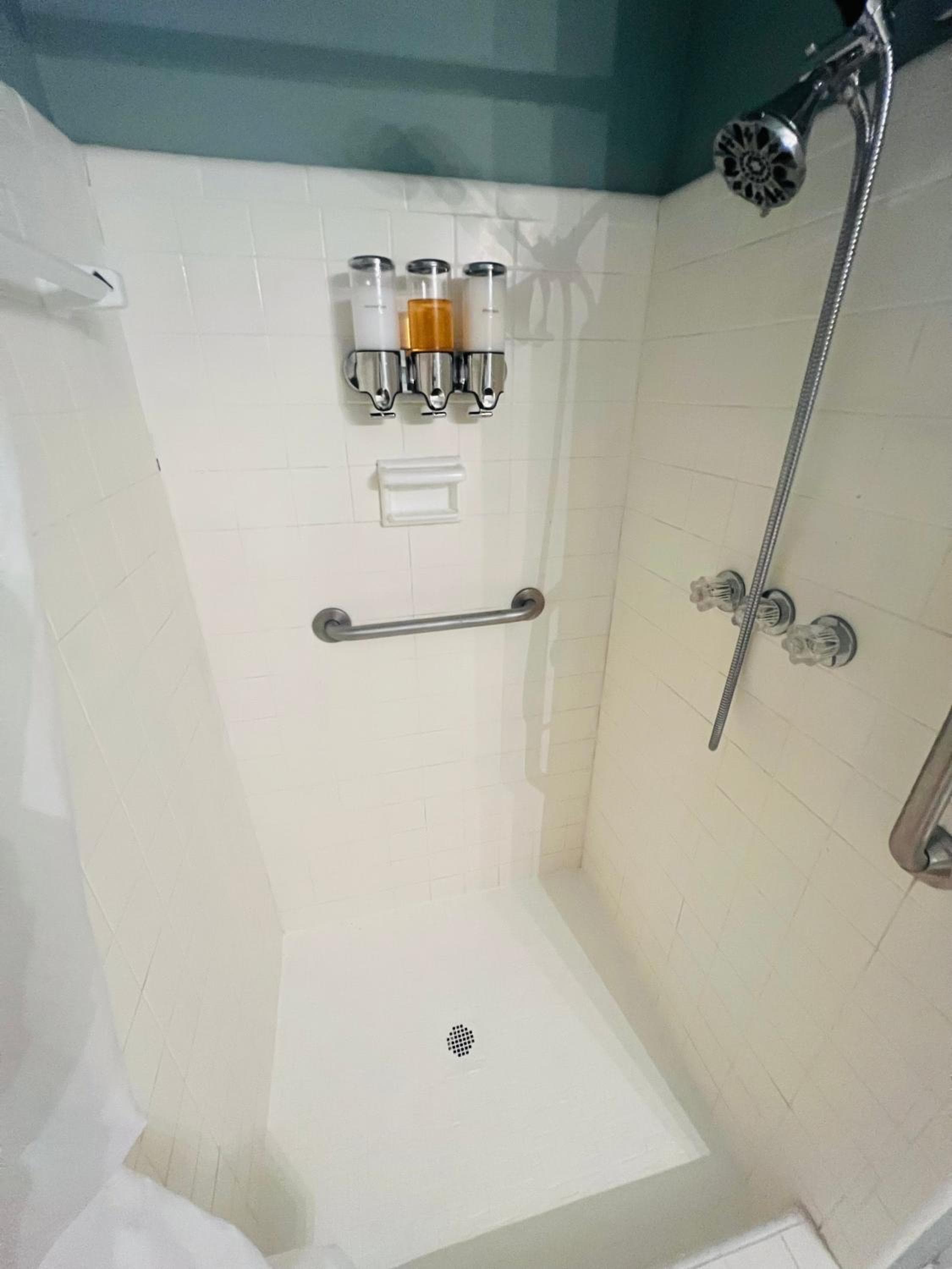 Pura Vida Private Access, Room & Bathroom