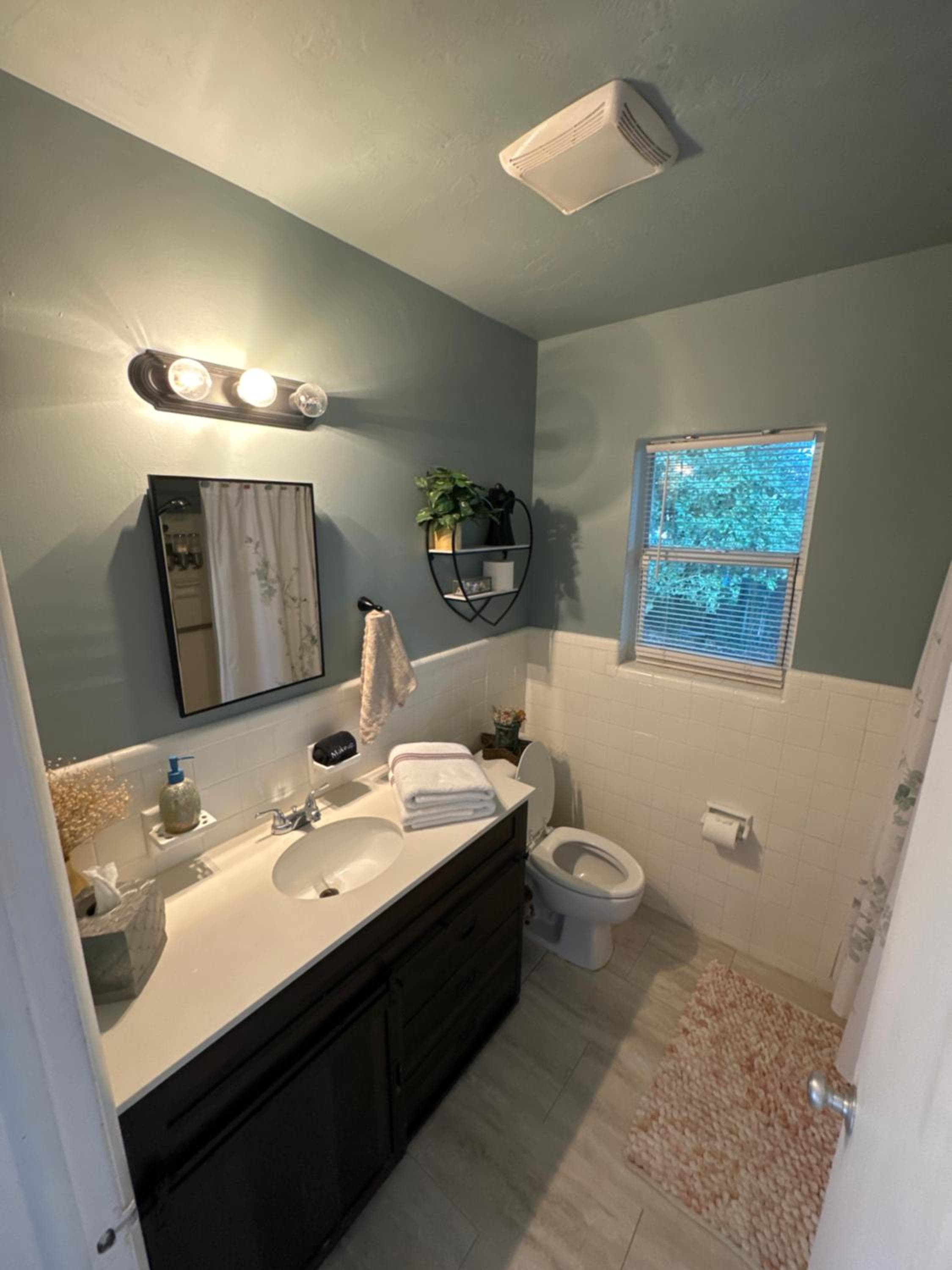 Pura Vida Private Access, Room & Bathroom