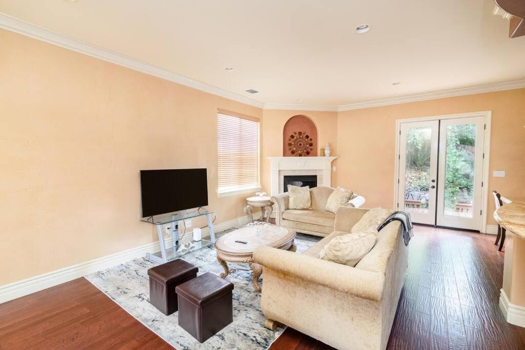 Charming European Style Villa near Fair Oaks Bridge