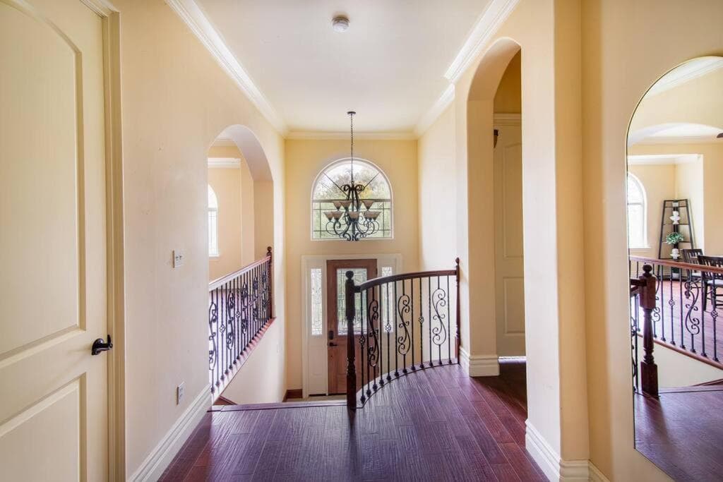 Charming European Style Villa near Fair Oaks Bridge