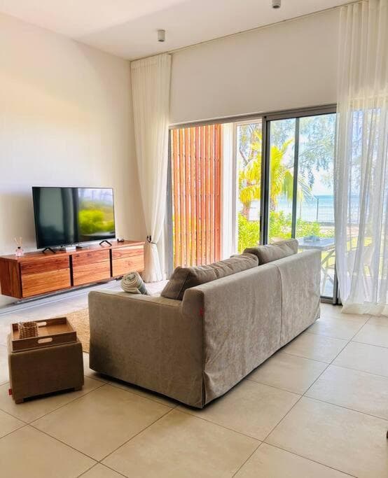 Beachfront Apartment with Garden & Direct Beach Access