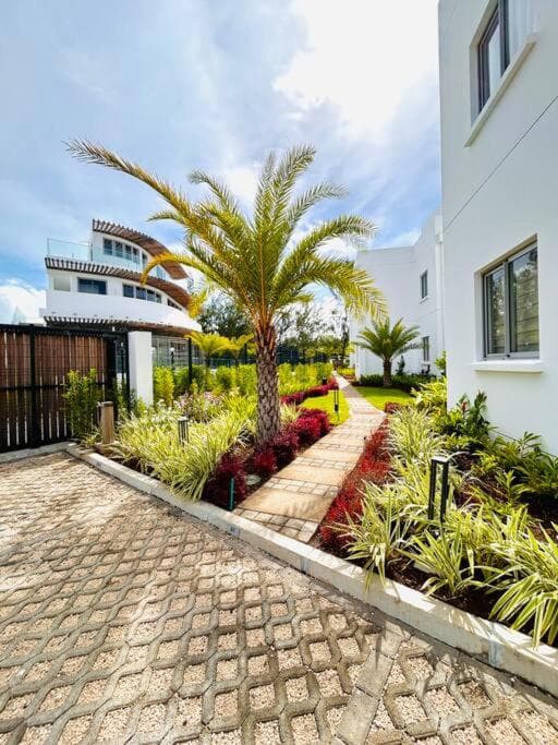 Beachfront Apartment with Garden & Direct Beach Access