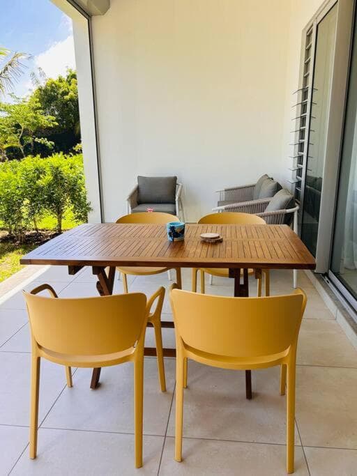 Beachfront Apartment with Garden & Direct Beach Access
