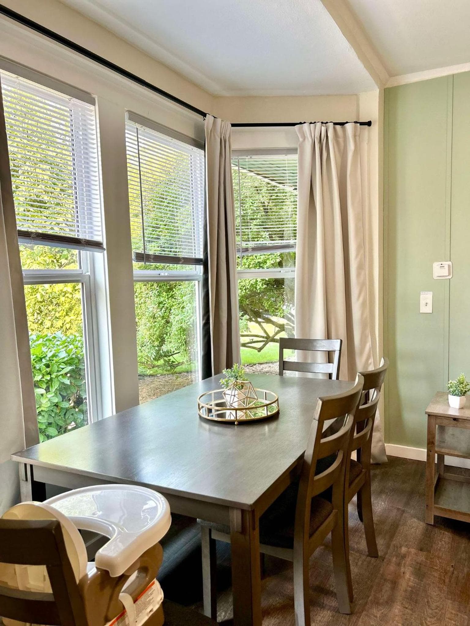 Modern Deluxe Kitchen, King Bed, Laundry, DT Renton close to Valley Med & SeaTac