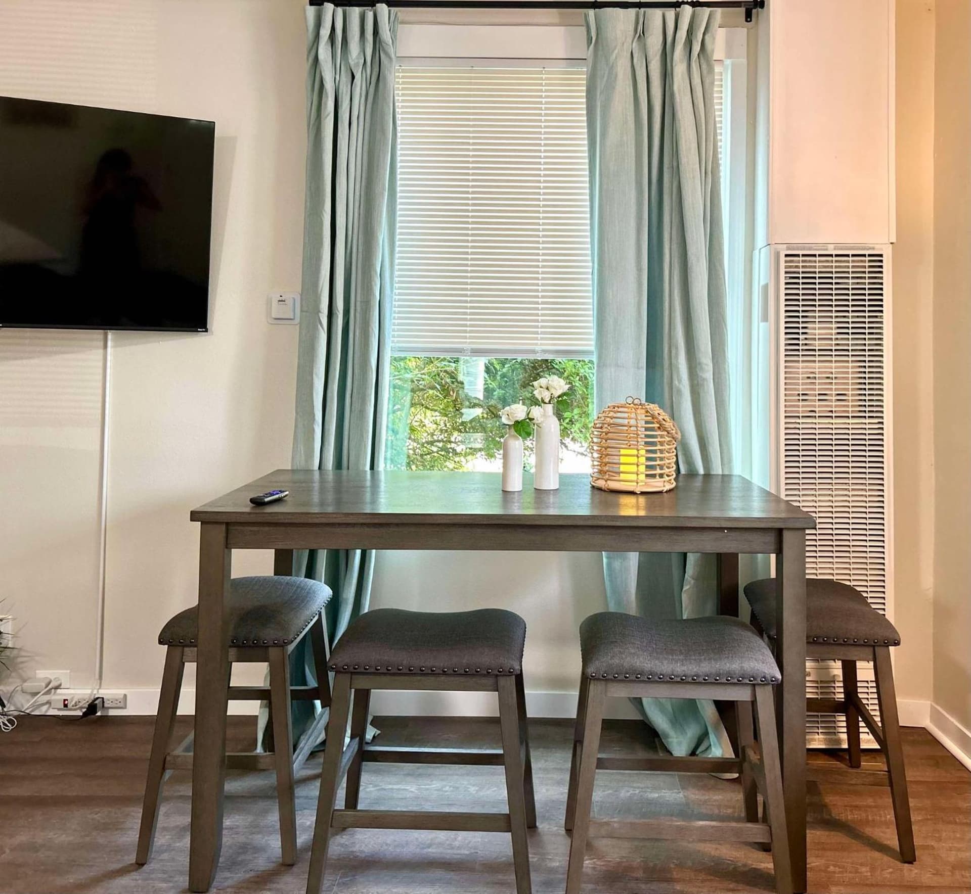 DT Stylish & Newly Renovated Home 2BR Sea Tac 6 Miles with AC