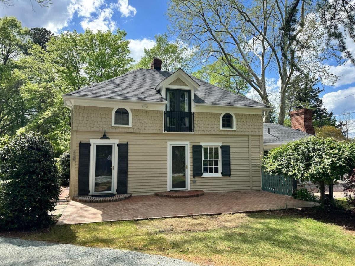 Newly Renovated Carriage House