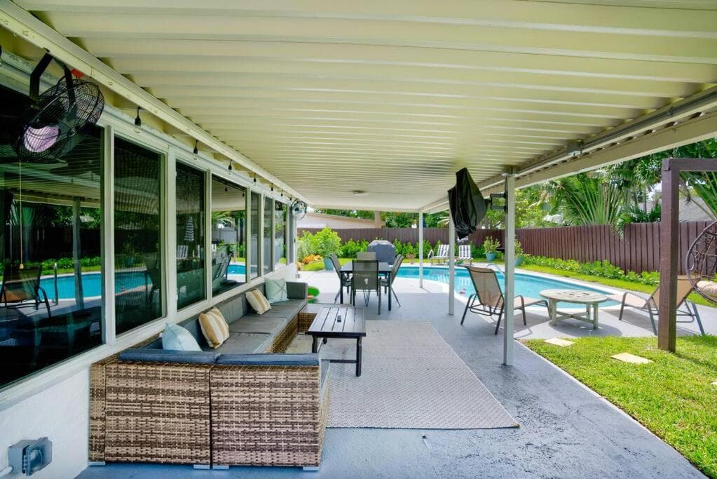 Eagle's Way with Firepit Heated Pool and Sunroom Near BEACH