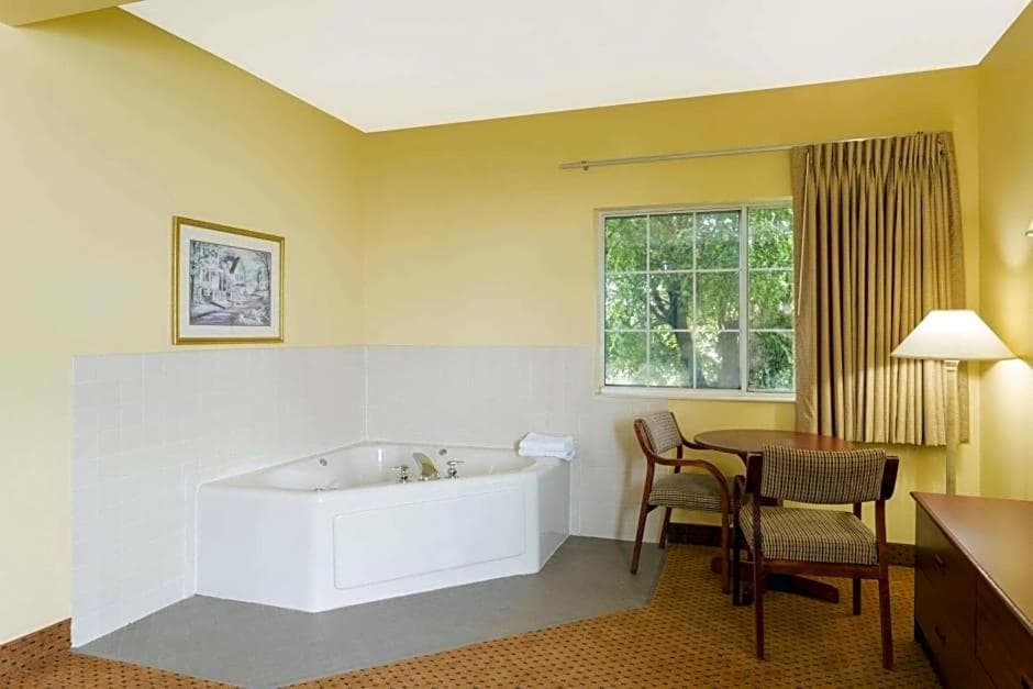 Western Inn & Suites