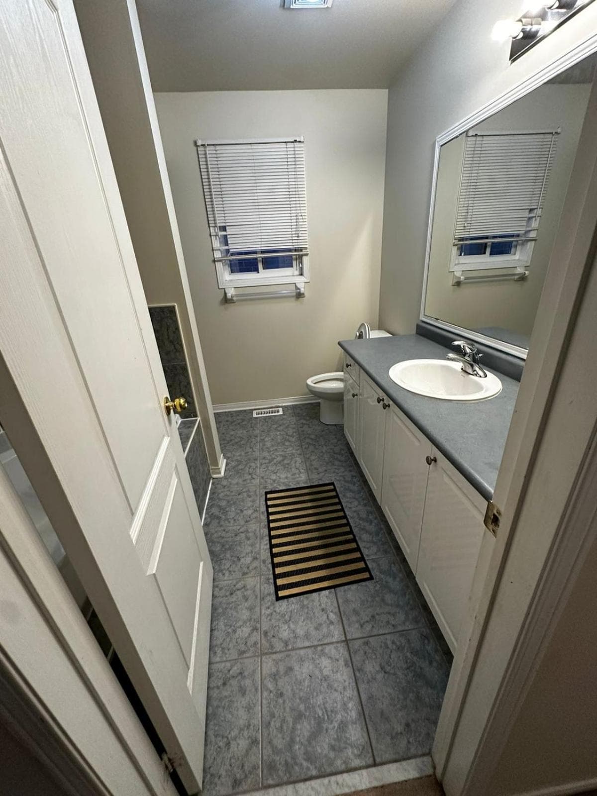 Brampton Holiday Home- Restaurants, Plazas, Shopping, Sheridan College Walking Distance