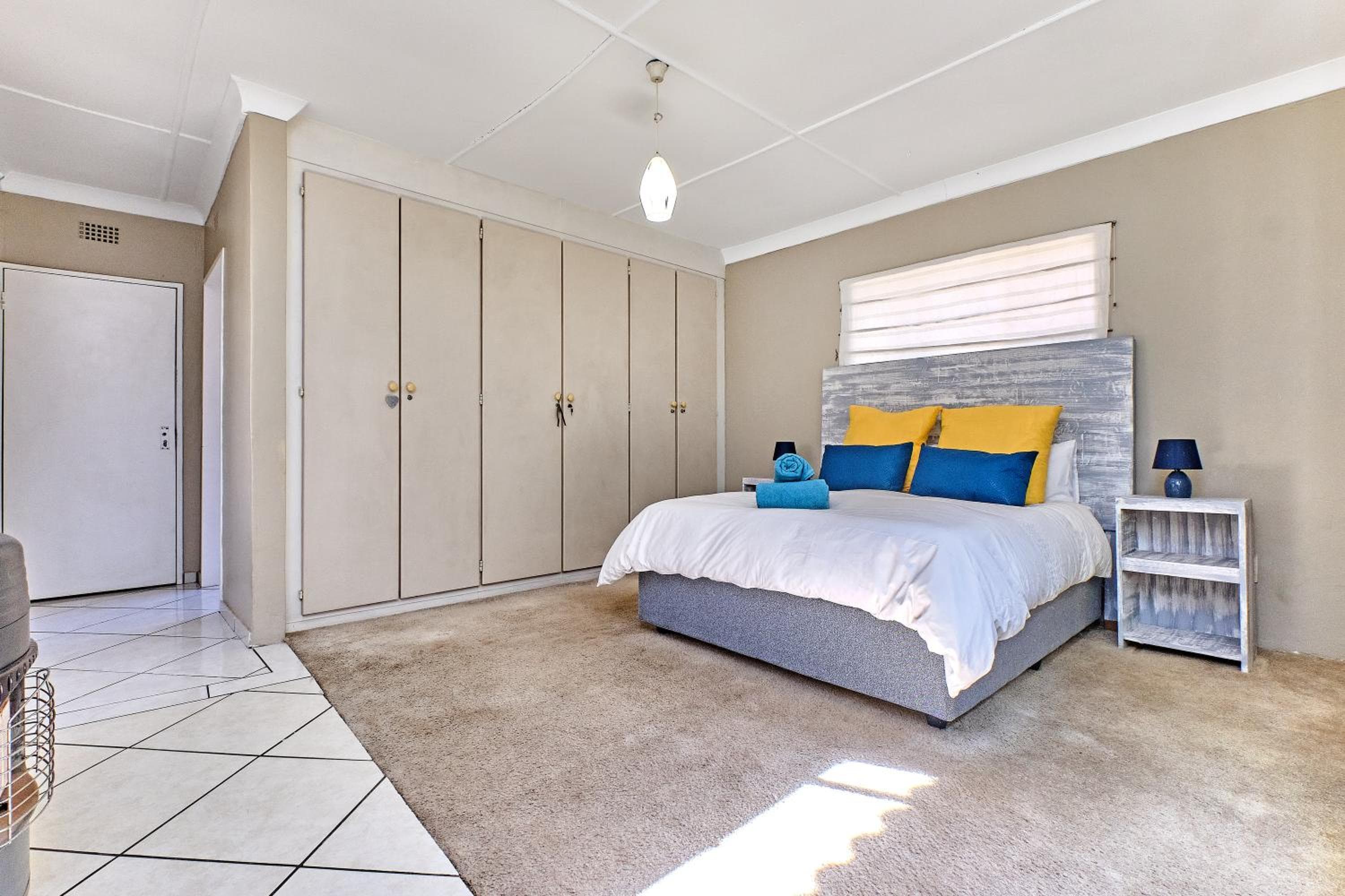 Tranquil, large 1 bedroom garden cottage, 12 mins from OR Tambo International with backup water