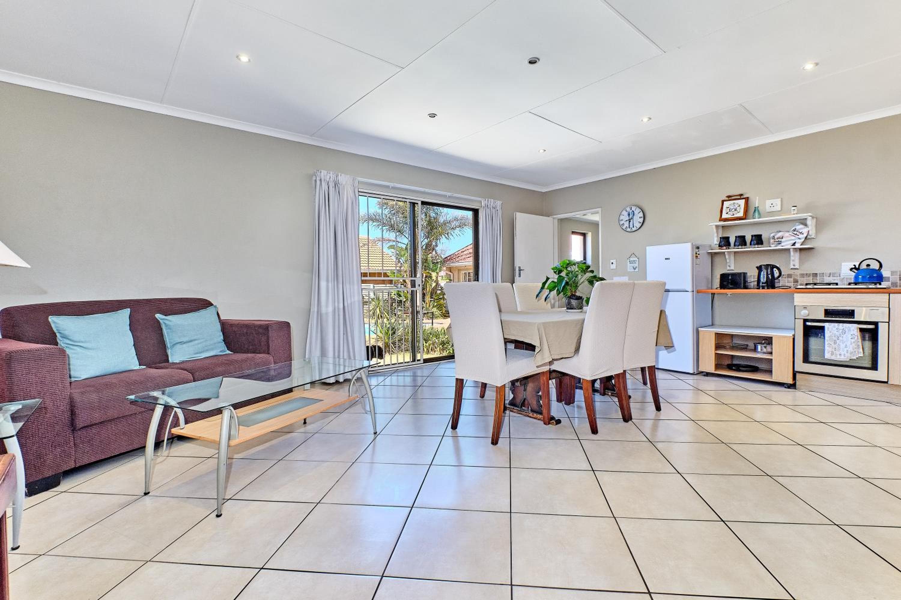 Tranquil, large 1 bedroom garden cottage, 12 mins from OR Tambo International with backup water
