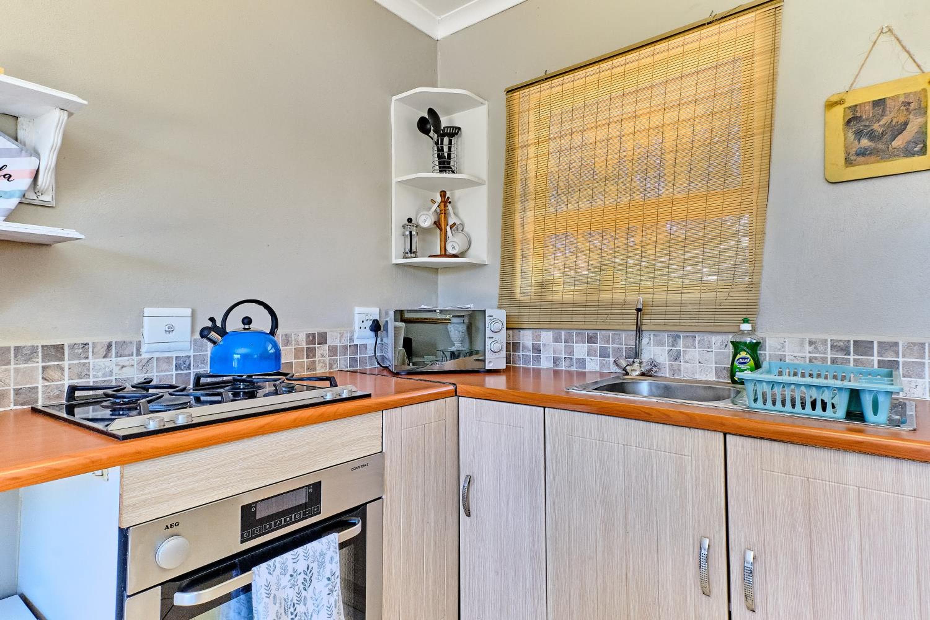 Tranquil, large 1 bedroom garden cottage, 12 mins from OR Tambo International with backup water