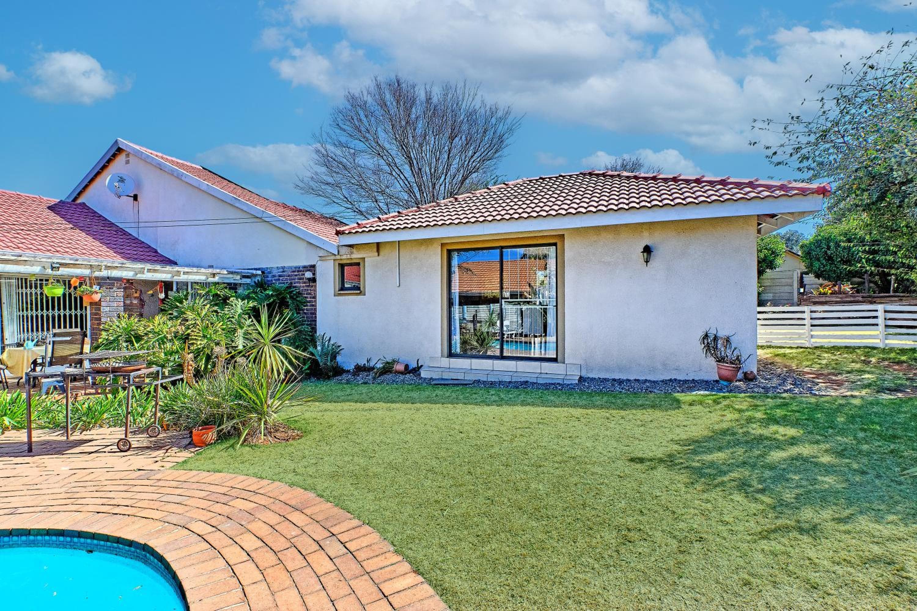 Tranquil, large 1 bedroom garden cottage, 12 mins from OR Tambo International with backup water
