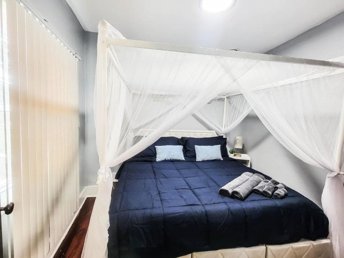 10 Mins to Airport Apt with King Beds