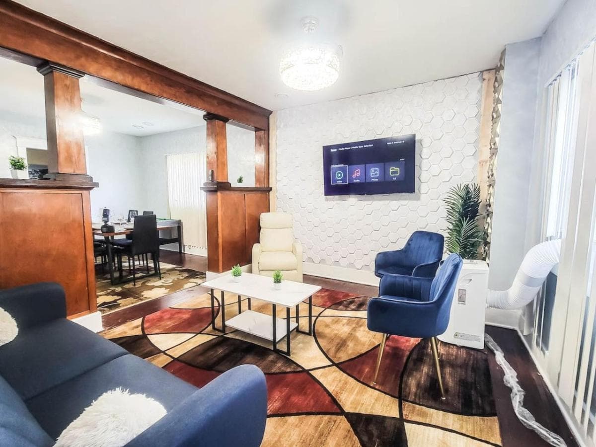 10 Mins to Airport Apt with King Beds