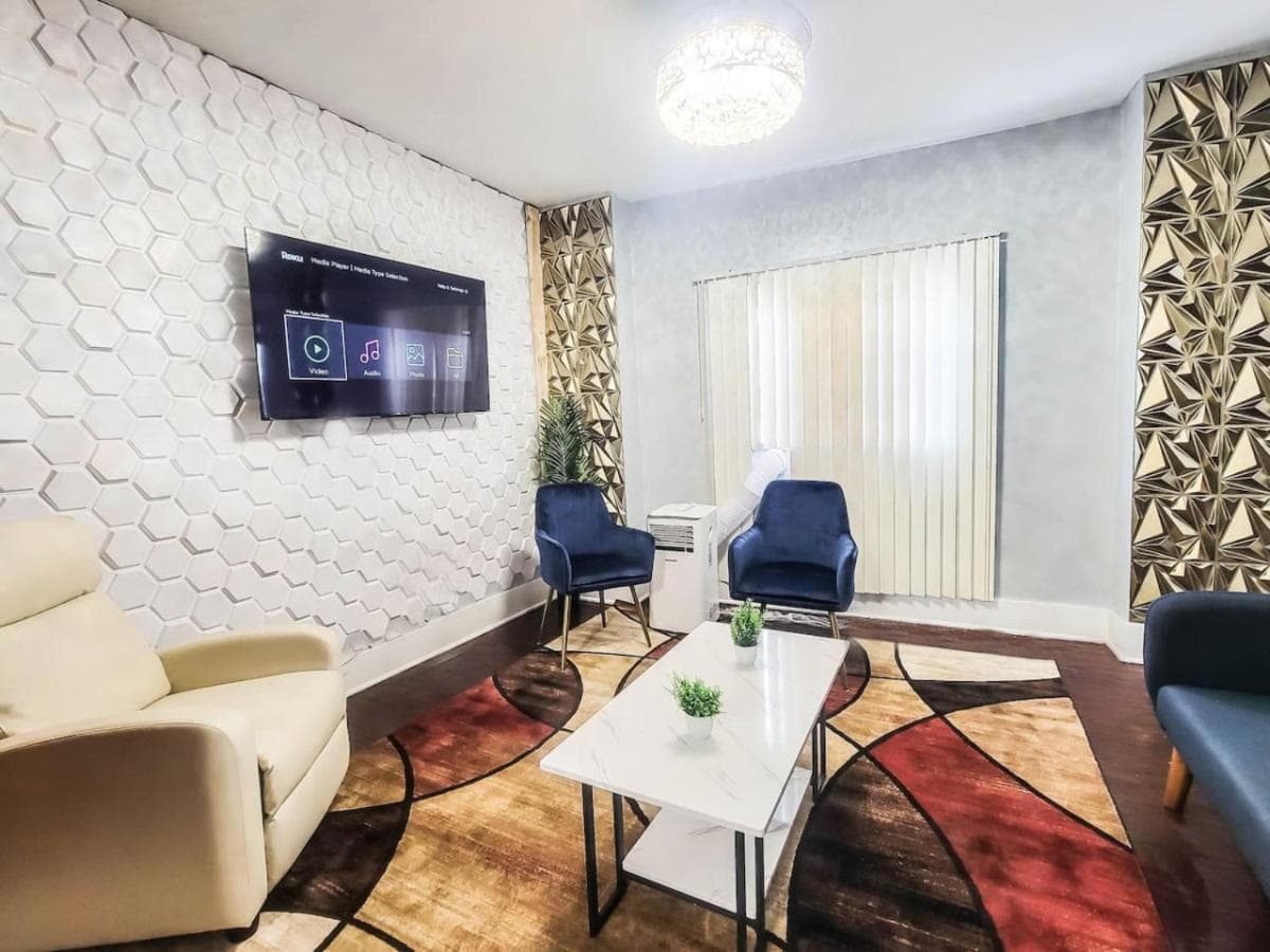 10 Mins to Airport Apt with King Beds