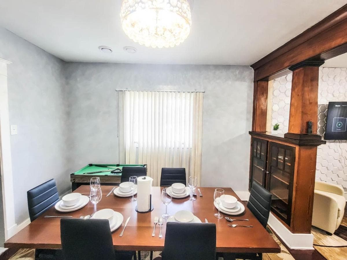 10 Mins to Airport Apt with King Beds