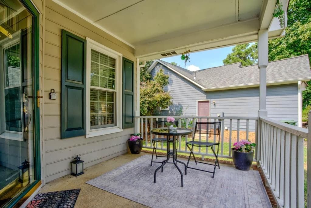 3 Beds, Kids Friendly Ranch,Jaccuzzi Tub,Walk to Food Lion,Restaurant, Keurig , sleep noise machine,,Crib,5G