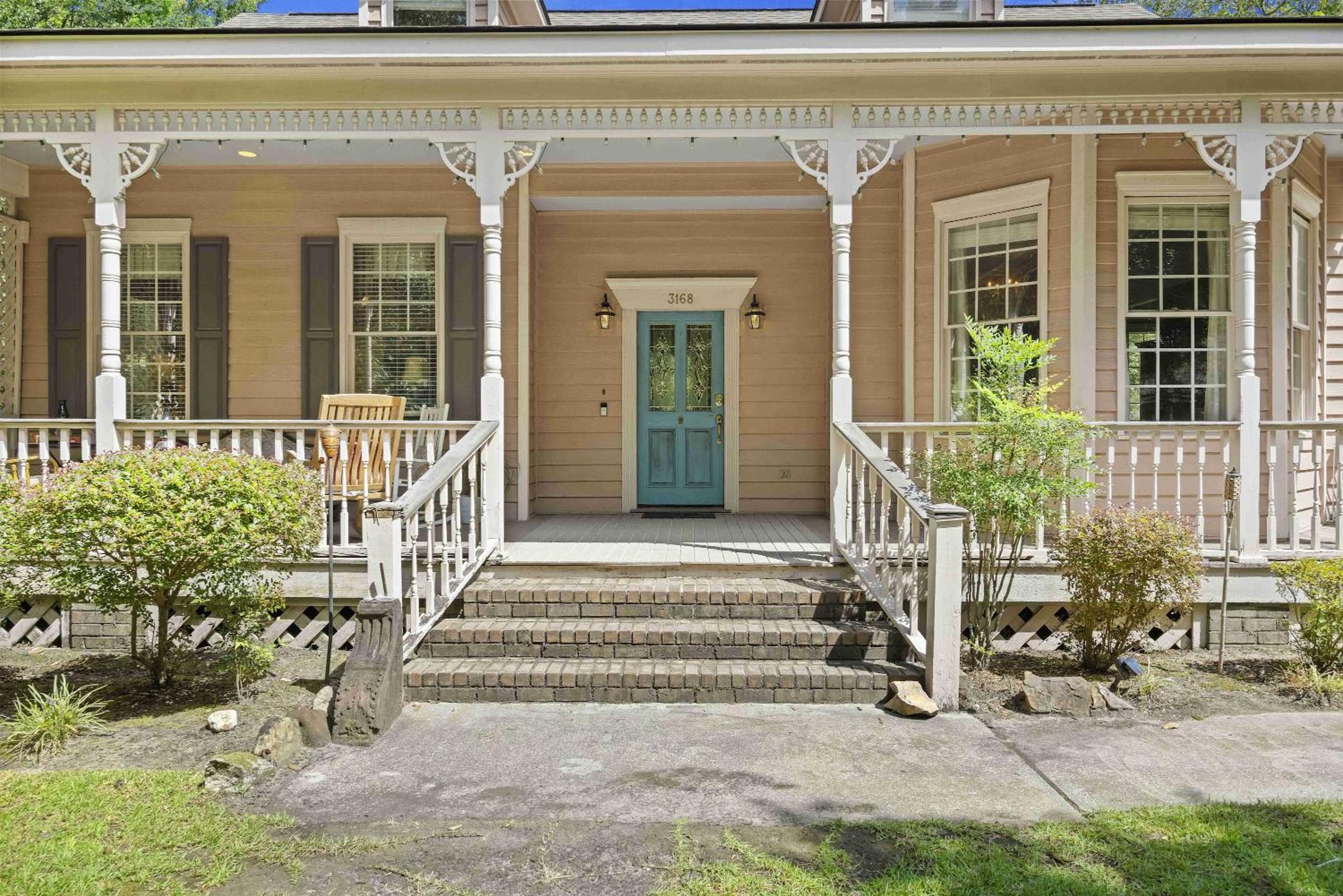 Charming Lakefront Home in Maclaura Hall