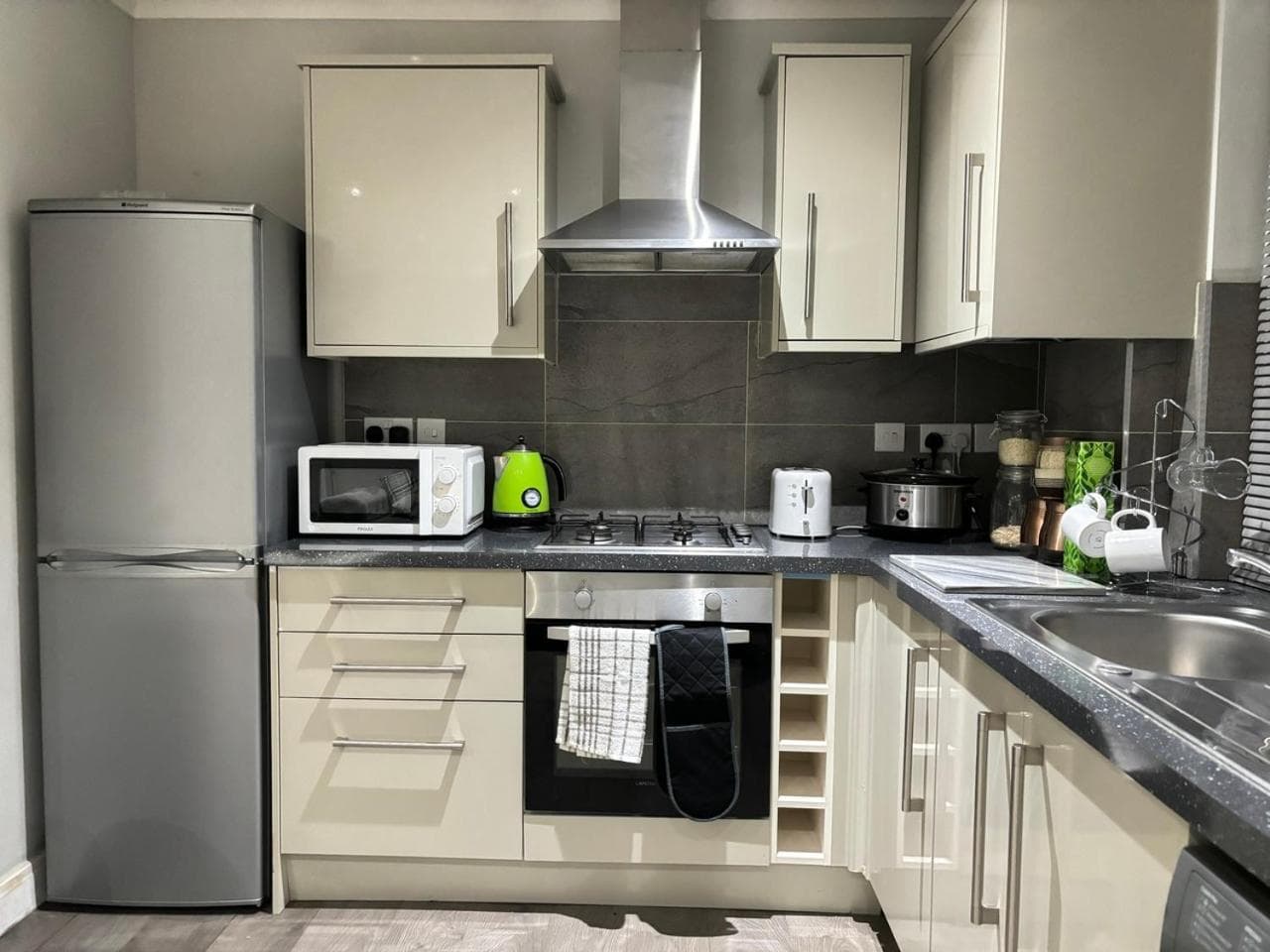 Stunning apartment in Slough FREE Parking near Heathrow, Legoland & Windsor Castle