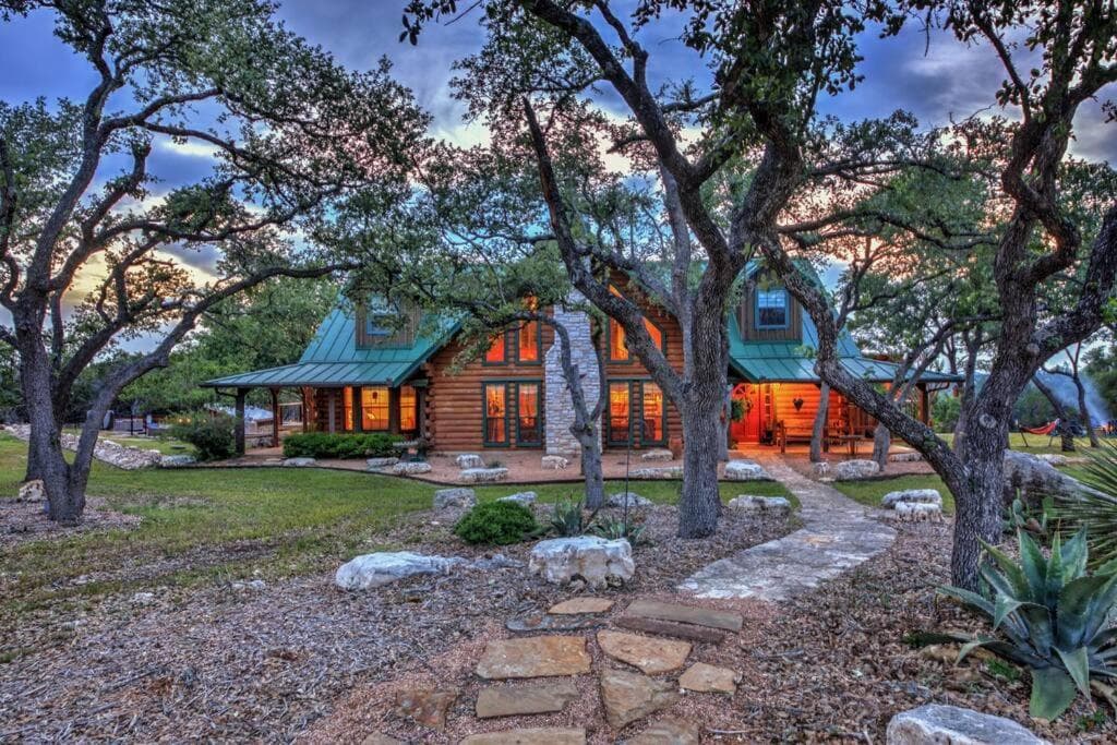 Camp David Retreat - Pool, Pickleball & Views