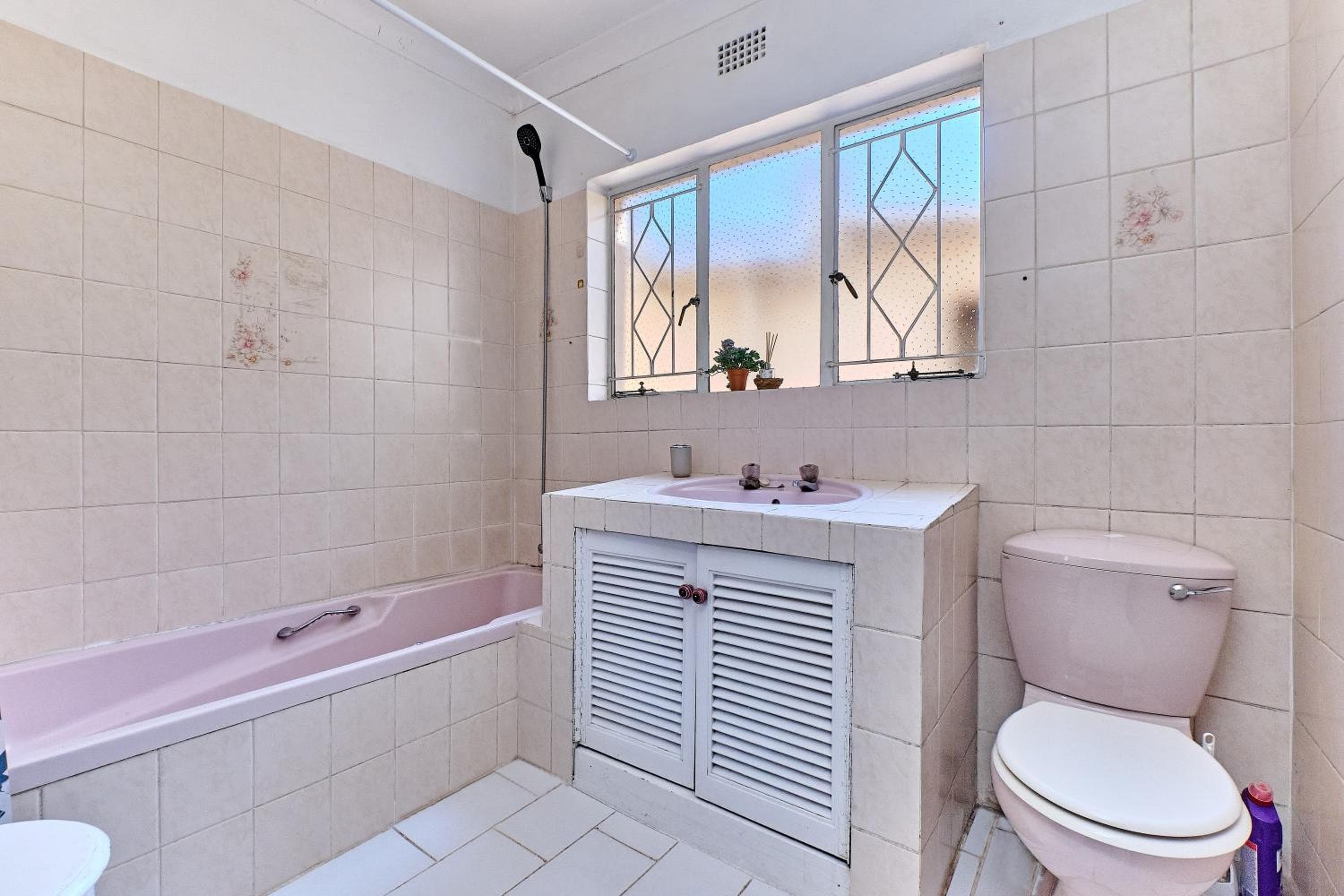 Tranquil, large 1 bedroom garden cottage, 12 mins from OR Tambo International with backup water