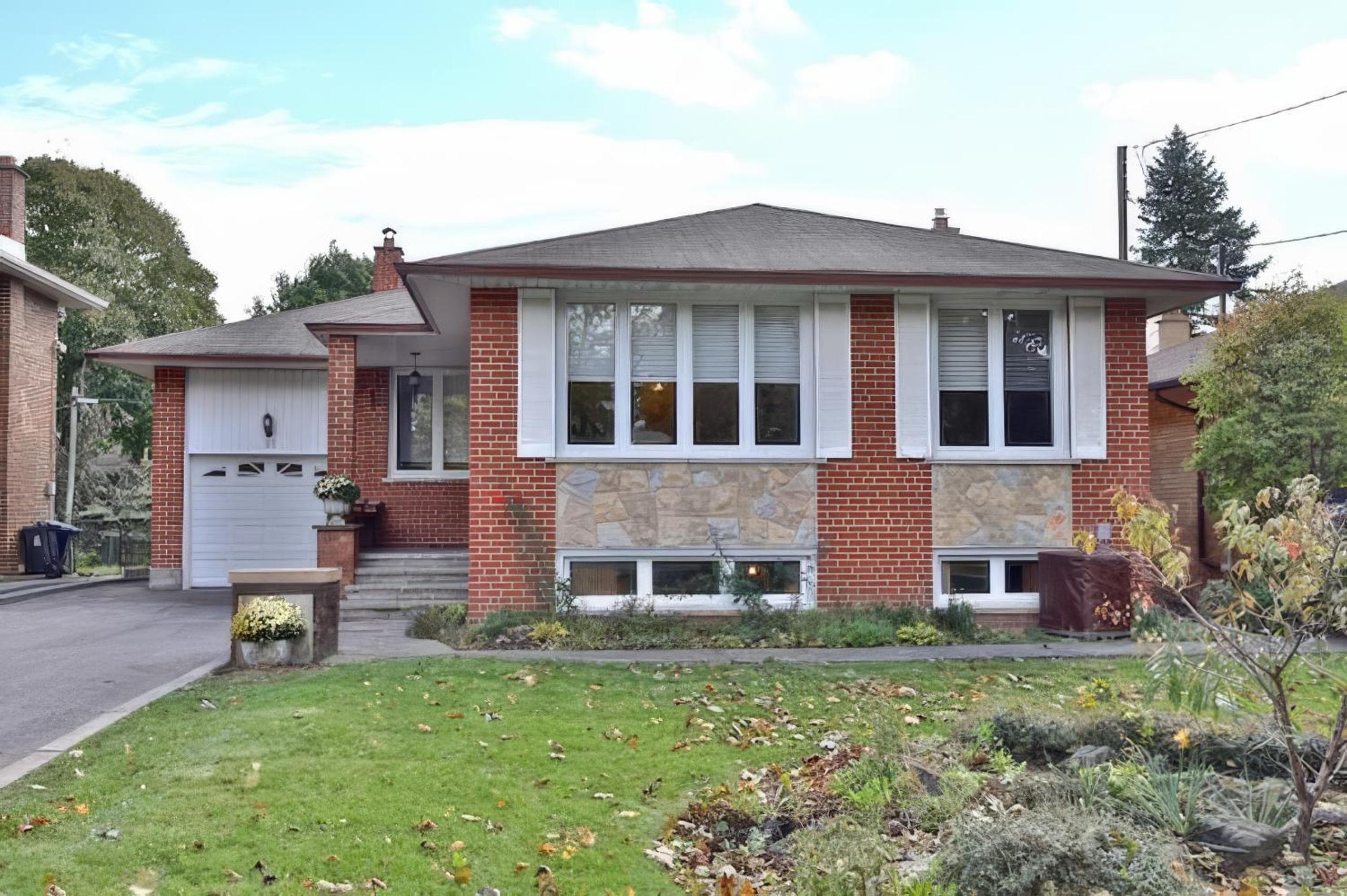 Victoria Park 3Bdrms house near DVP Lawrence