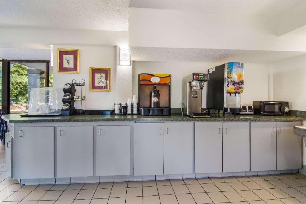 Econo Lodge South