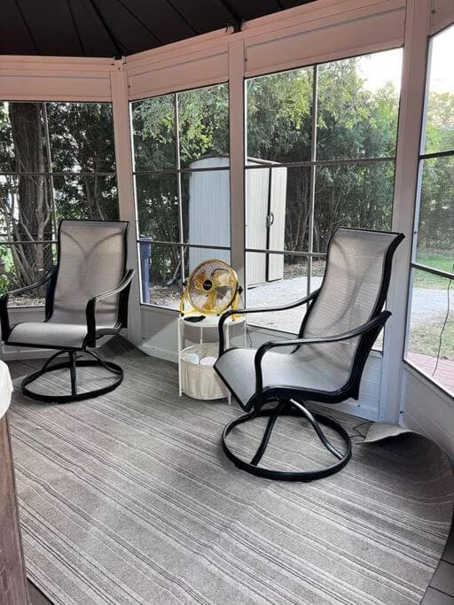 Spacious 5 Bedroom with Hot Tub & PRIVATE BACKYARD