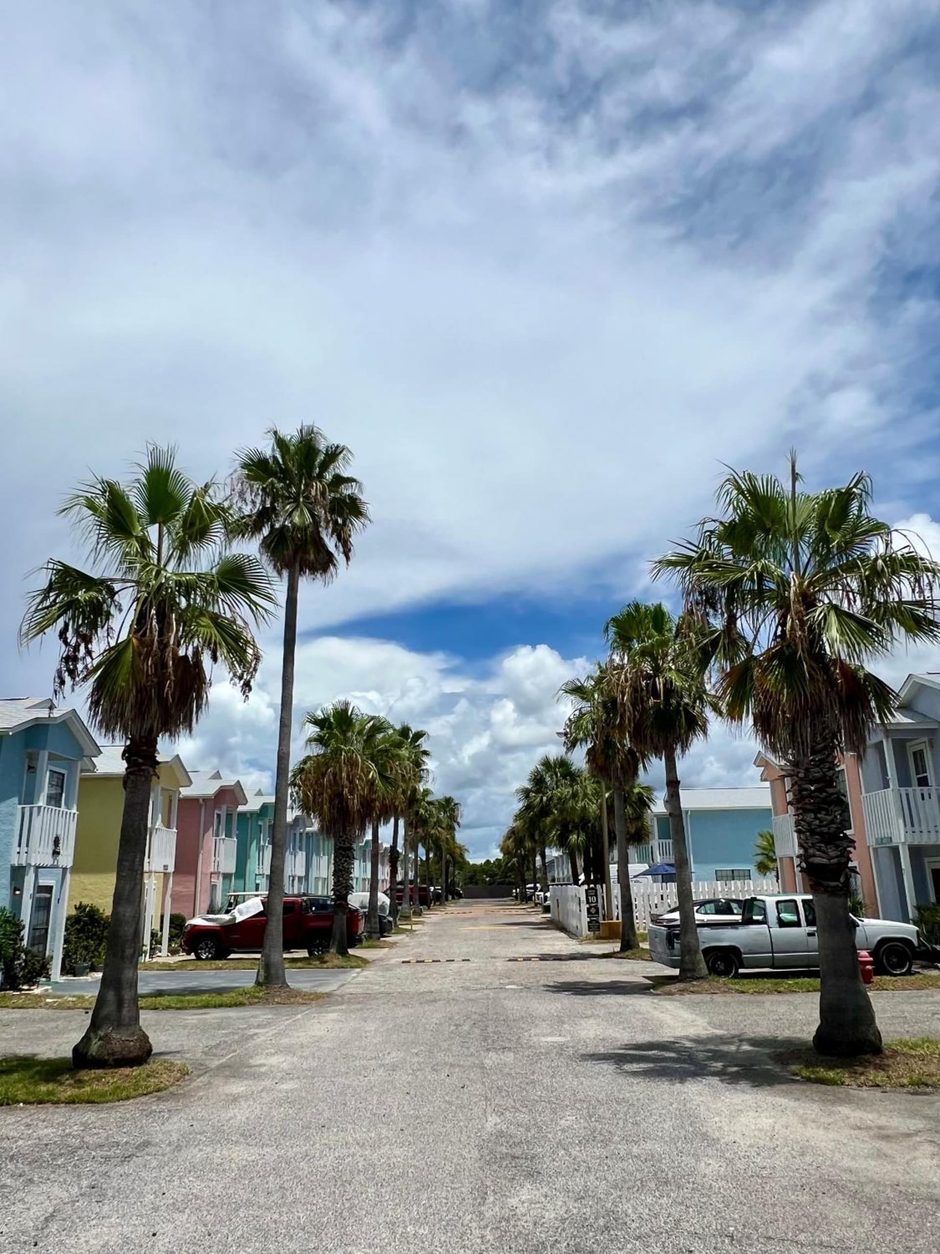 Cozy Two-Bedroom Cottage-5min walk to beach!