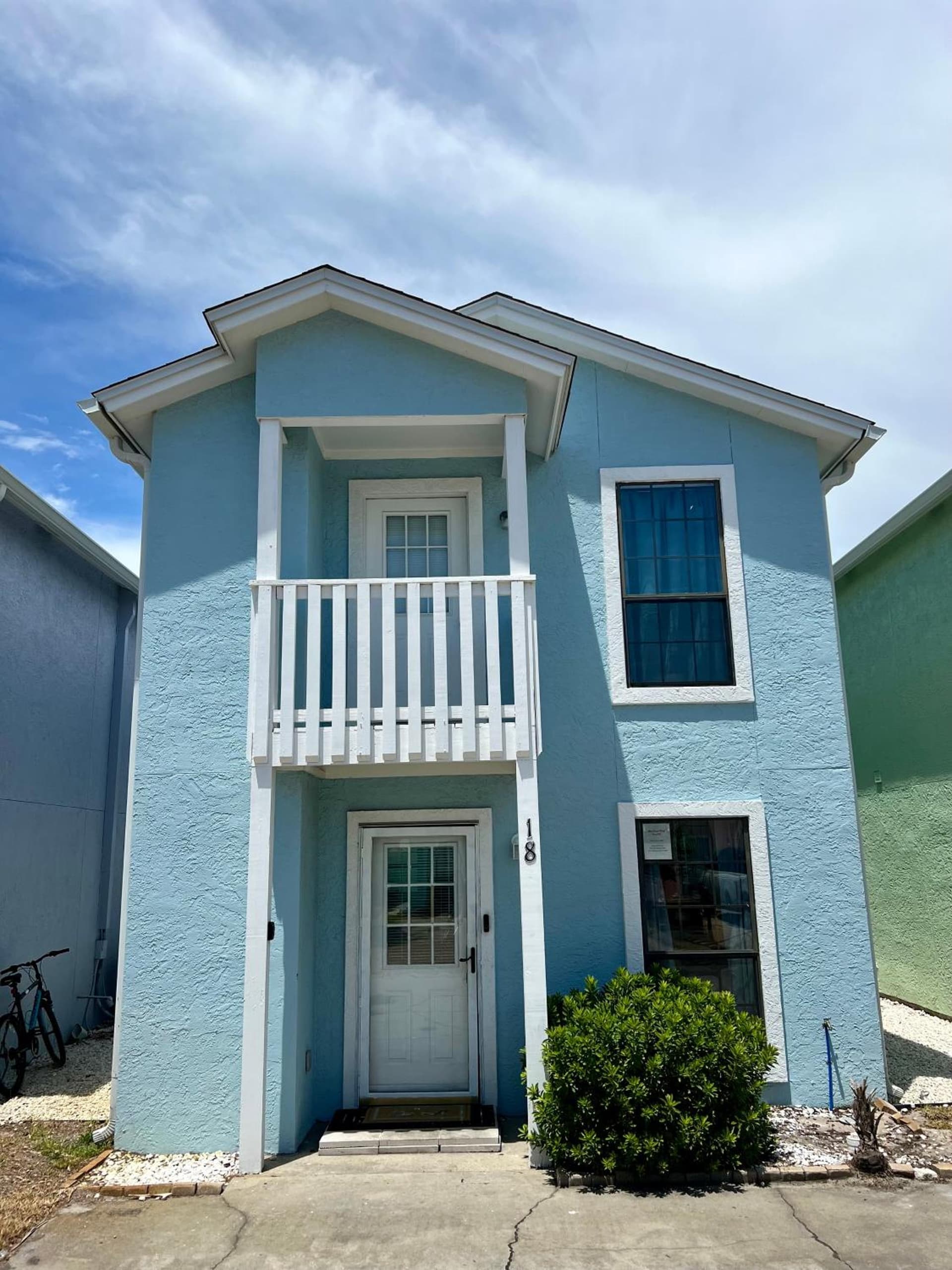 Cozy Two-Bedroom Cottage-5min walk to beach!