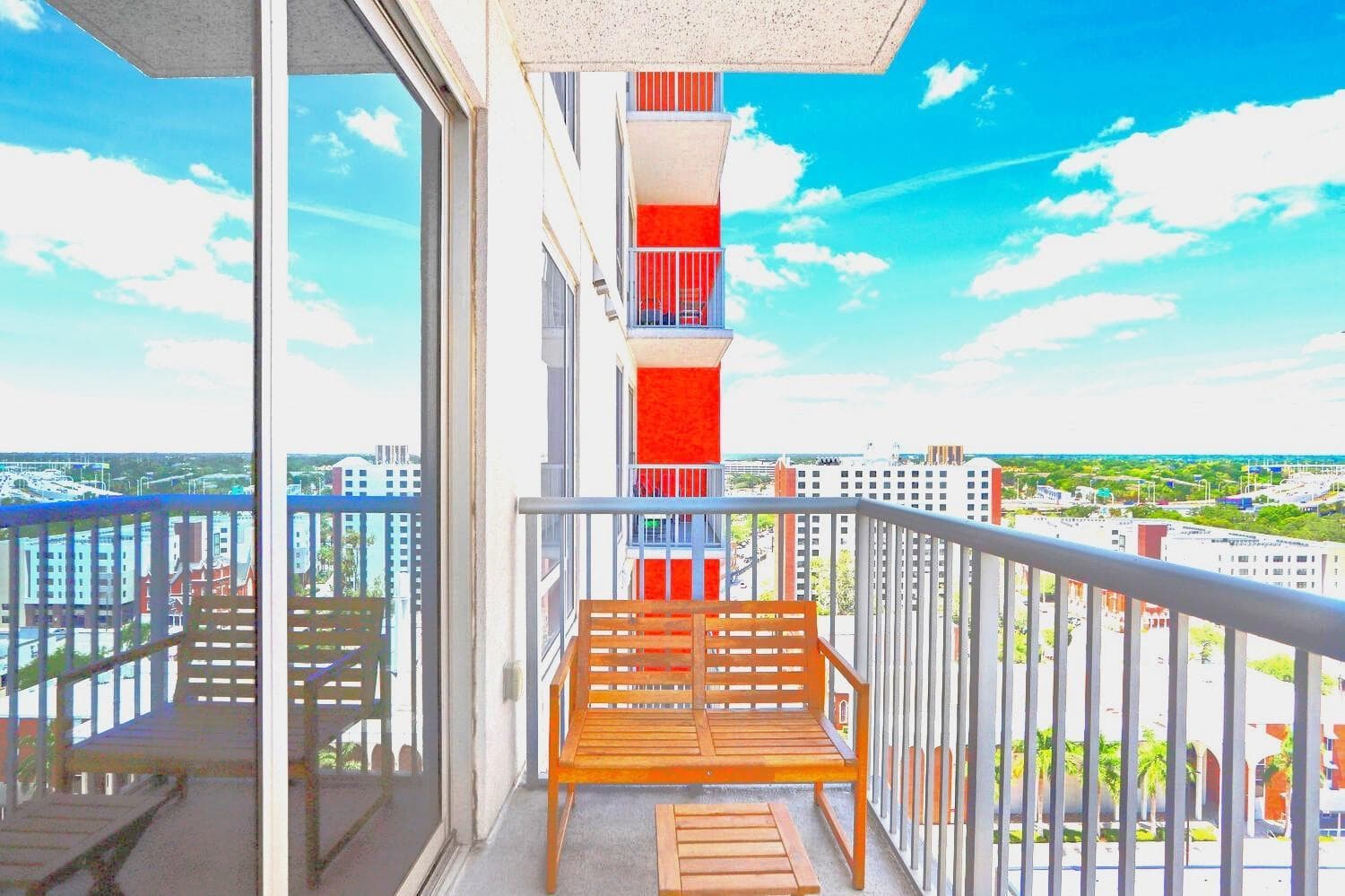 Modern 1BR Downtown Oasis w Balcony & Rooftop Pool