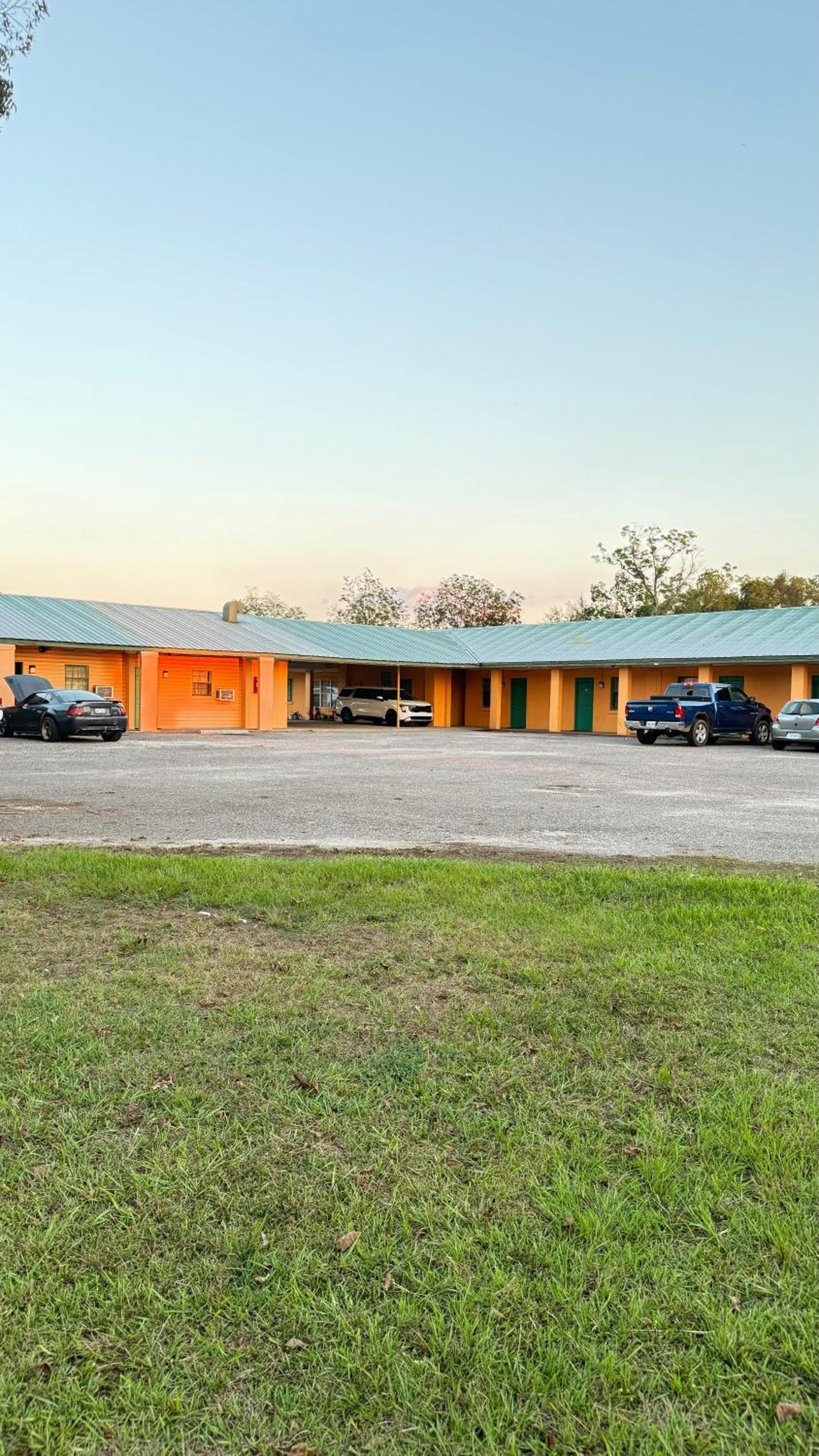 GreenLawn Motel