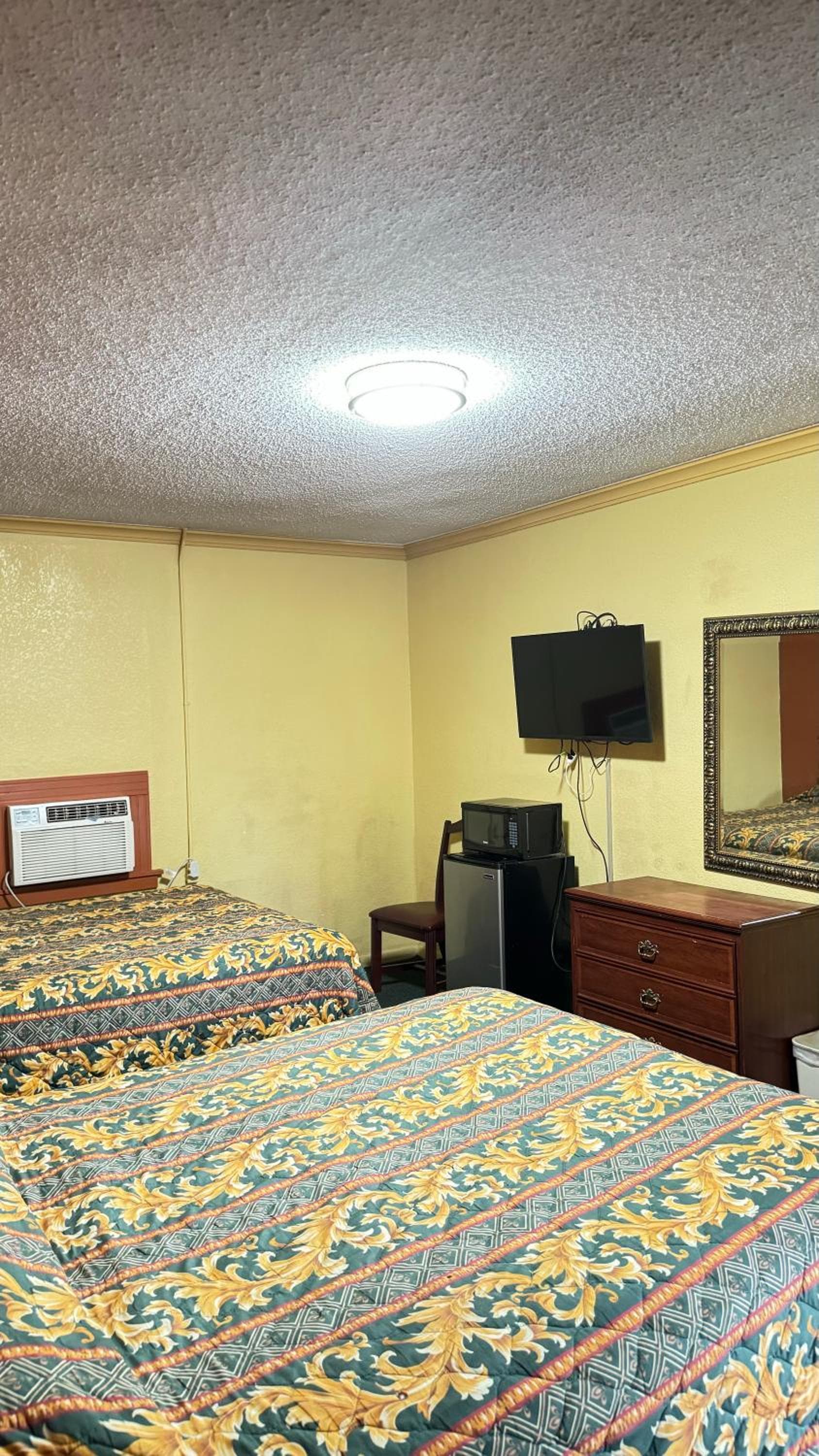 GreenLawn Motel
