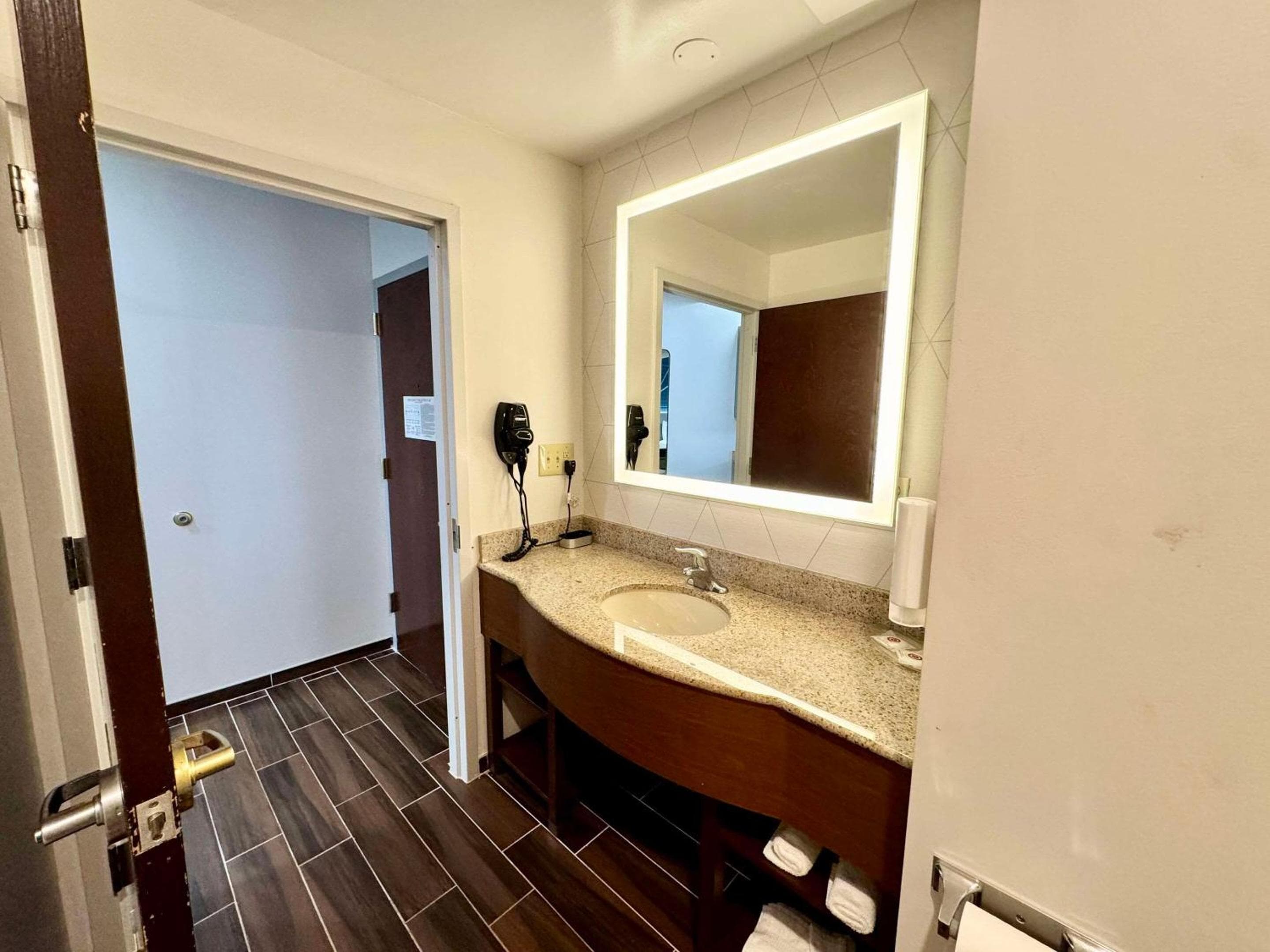Comfort Suites East Brunswick - South River