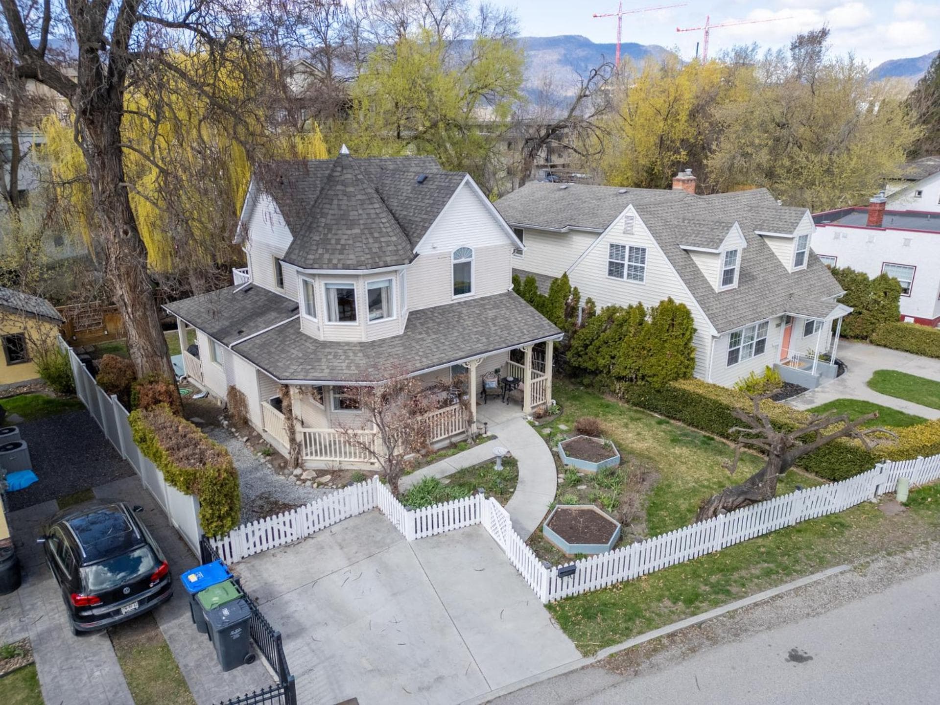 Private 2 bdrm, bath, kitchenette, living room & Walk to KGH, City Park & Beaches