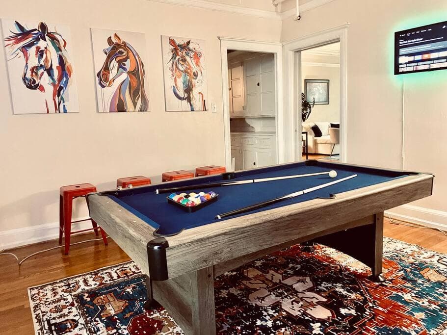 Historic Downtown 3bdr with Pool Table