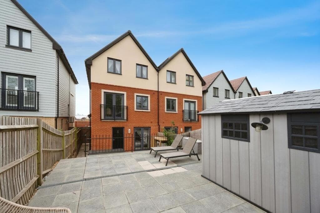 Waterside Holiday Lets 3 Bedroom Townhouse with Spa Tub