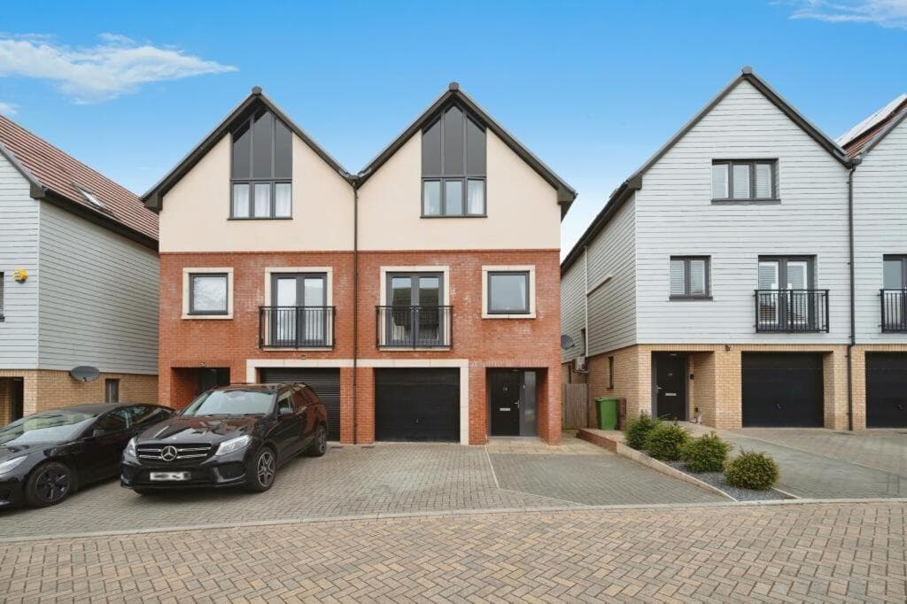 Waterside Holiday Lets 3 Bedroom Townhouse with Spa Tub