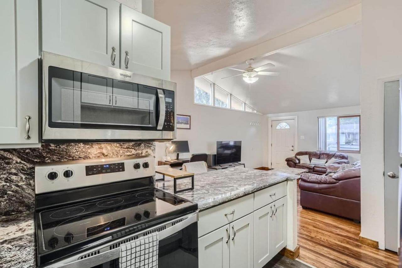 Vaulted Ceilings, Natural Light Apt near Olde Town