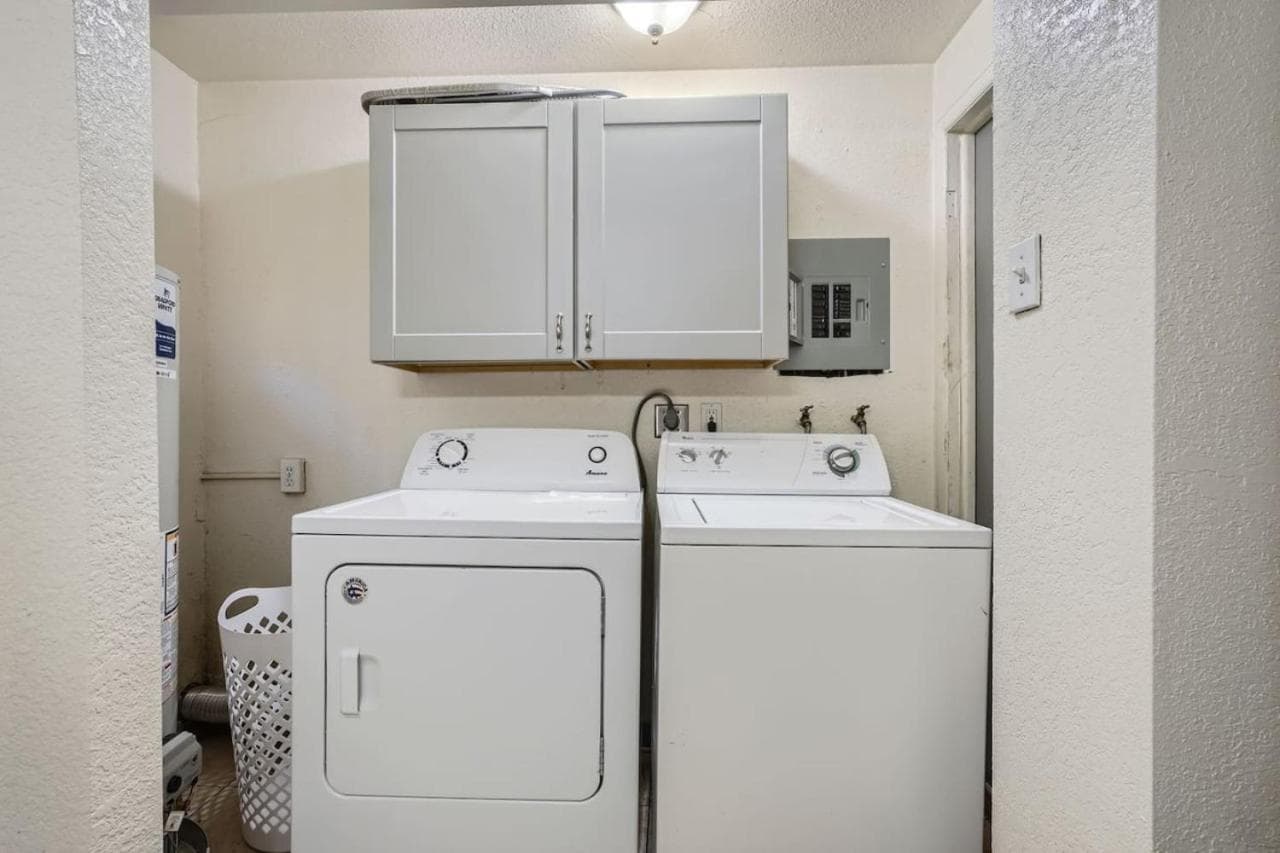 Vaulted Ceilings, Natural Light Apt near Olde Town