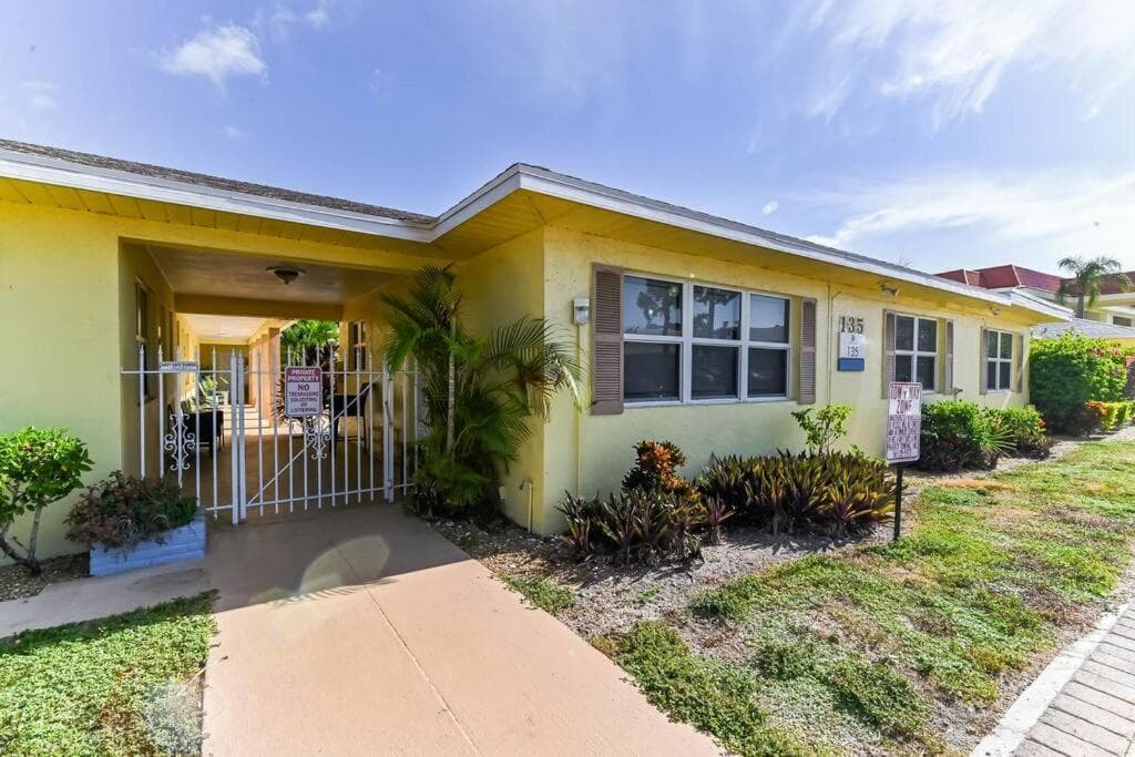 Lovely 1 Bedroom Steps from the Beach